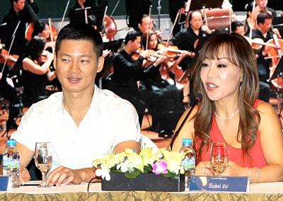 Duc Tuan (L) and Sumi Jo at a press conference in Hanoi Duc Tuan (L) and Sumi Jo at a press conference in Hanoi